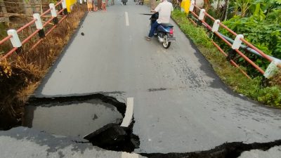 Dihantam Arus Deras, Jembatan Desa Bantan Patah