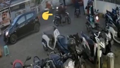 Sepasang Kekasih Mencuri Motor di Depan Minimarket, Aksinya Terekam CCTV