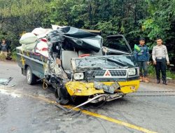 Pick Up Ringsek Dihantam Bus ALS, Sang Supir Patah Kaki