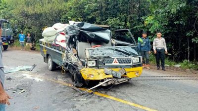 Pick Up Ringsek Dihantam Bus ALS, Sang Supir Patah Kaki