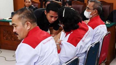 Bharada E Sungkem ke Orang Tua Brigadir Yosua Sebelum Sidang