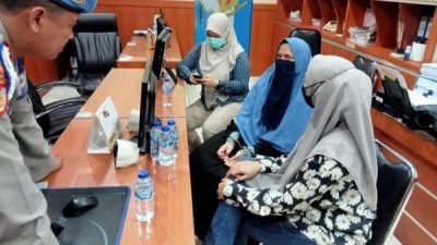 Wanita Bawa Pistol Coba Terobos Istana Negara Kini Diborgol di Kantor Polda Metro Jaya