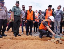 Letakan Batu Pertama Pembangunan RSH, Ketua DPRD OKU Tekankan Kualitas Bangunan