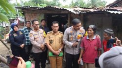 Kunjungi Warga, Kapolres OKU Bantu Bedah Rumah