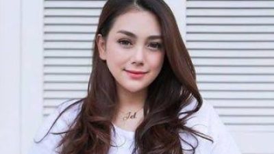 Anak Diajarkan Salat Tarawih, Celine Evangelista Sudah Mualafkah?