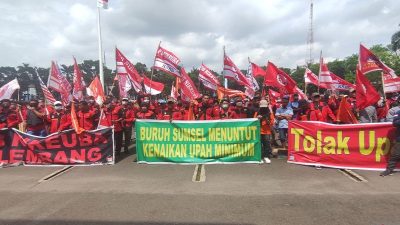 Tuntut Kenaikan Upah, Ratusan Buruh Demontrasi di 3 Lokasi Berbeda di Palembang