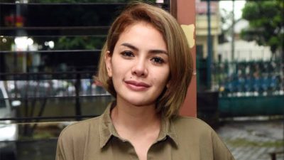 Nikita Mirzani Resmi Ditahan, Fitri Salhuteru Jemput Anak Sang Sahabat