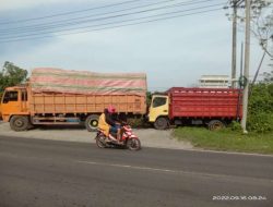 Diduga Patah AS Roda, Fuso Hantam Dua Mobil di Belakangnya