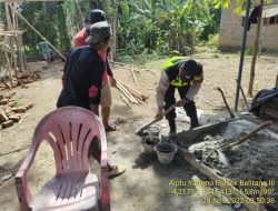 Bhabinkamtibmas Polsek Belitang III Gotong Royong Bangun Rumah Warga