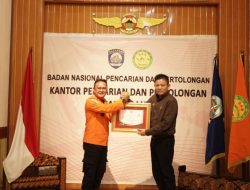 Enos Terima SAR Award dari Basarnas Palembang