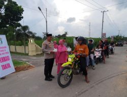 Jelang Berbuka Puasa, Polsek Belitang lll Bagi-bagi Takjil