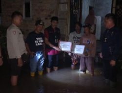 Gerak Cepat, Polsek Martapura Polres OKU Timur Salurkan Bansos Kepada Warga Terdampak Banjir