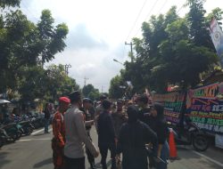 Puncak Acara HUT OKU Diwarnai Aksi 6 Pemuda, Belum Sempat Orasi, Dihalau Pergi