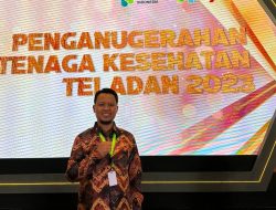 Staf Laboratorium RSUD OKUT Terima Penghargaan Nasional Nakes Teladan 2023