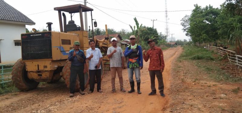 Dua Alat Berat Mulai Perbaiki Jalan Yang Ada di Desa Banding Agung.