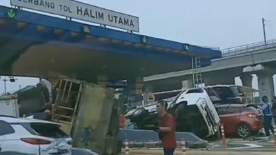 Kecelakaan Beruntun di Gerbang Tol Halim, 7 Mobil Ringsek Berat