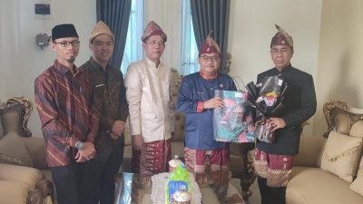 Peringati Hardiknas 2024, Disdikbud OKU Timur Lakukan Anjangsana ke Tokoh Pendidikan