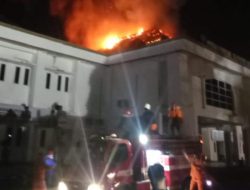 BREAKING NEWS : Kantor Pemkab OKU Kebakaran, Api Membumbung Hingga Atap