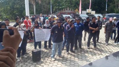 Gabungan Wartawan dan LSM Way Kanan Geruduk Kantor DPRD, Tuntut Permintaan Maaf Oknum Dewan