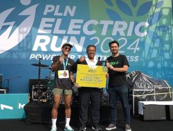 5 Pengemudi Ojol Prasejahtera Peroleh Motor Listrik di PLN Electric Run 2024